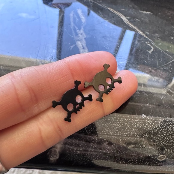 BLACK Skull Stainless Steel Stud Earrings with Gift Bag - Picture 2 of 4